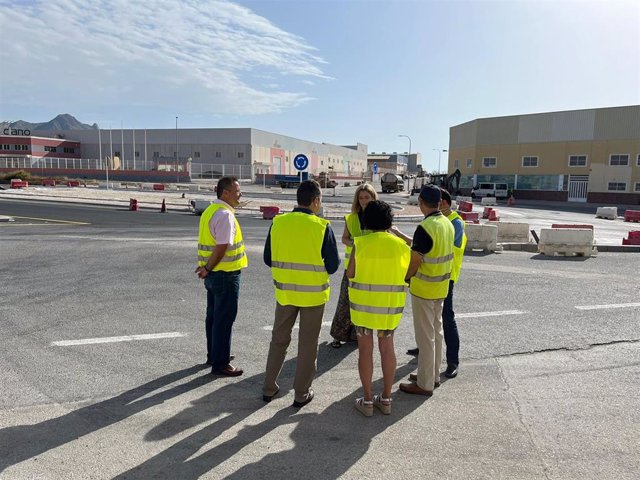 La directora general de Carreteras, María Casajús, visita las obras de la nueva rotonda de acceso a Abanilla