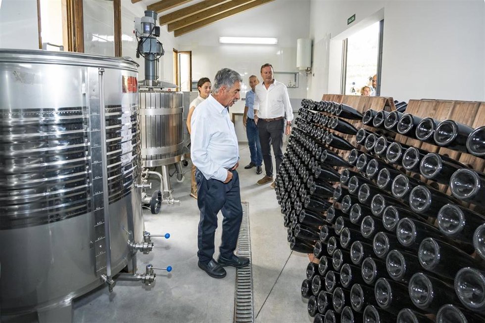 El Presidente De Cantabria, Miguel Ángel Revilla, Y El Consejero De Desarrollo Rural,Guillermo Blanco, Visitan La Bodega Hortanza.