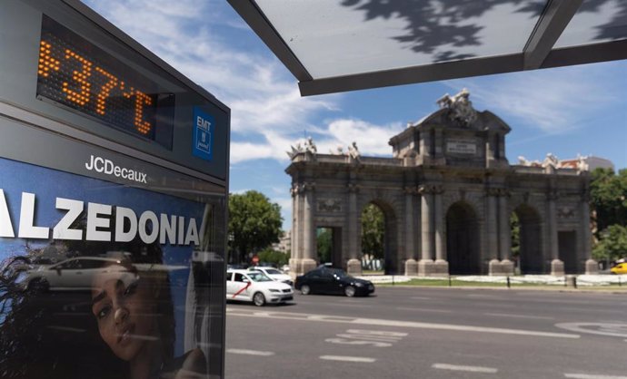 Archivo - Un termómetro de una marquesina de autobús marca los 37 C durante una nueva ola de calor, en la Puerta de Alcalá, a 10 de junio de 2022, en Madrid (España). Durante esta nueva ola de calor, que durará desde hoy al menos cinco días, los termóm