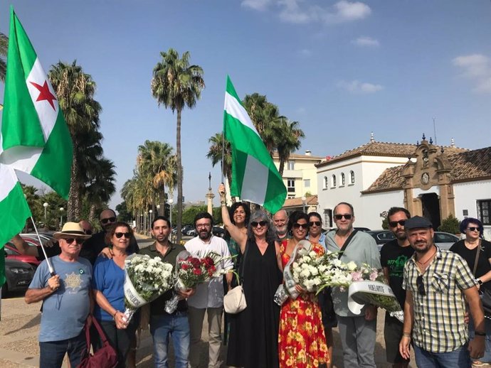 La portavoz de Adelante Andalucía, Teresa Rodríguez, este miércoles antes de hacer la ofrenda floral ante el monumento del fusilamiento de Blas Infante.