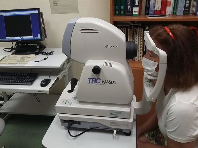 Retinografía en el ojo de una paciente, para examinar la vista.