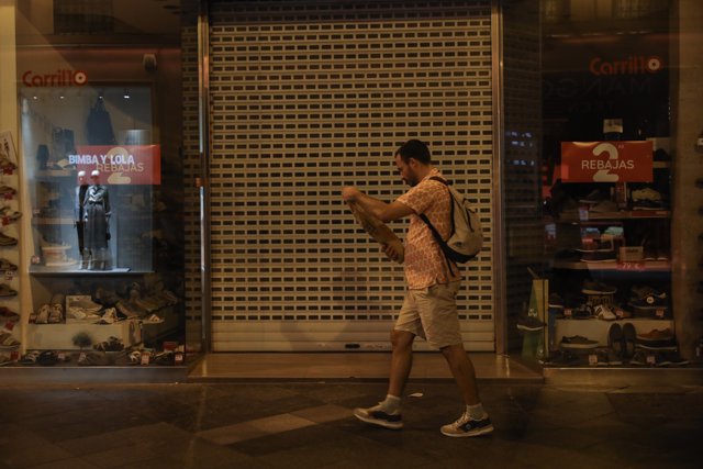 Escaparate apagado de una tienda tras la entrada en vigor del decreto de ahorro energético interpuesto por el Gobierno