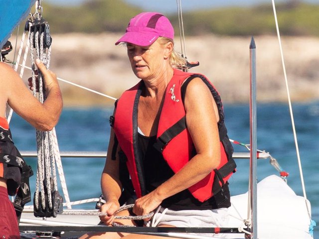 Ana Duato, a bordo de un catamarán deportivo durante sus vacaciones en Ibiza