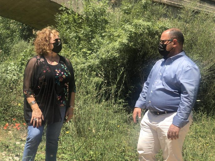 El vicepresidente de la DPT, Alberto Izquierdo y la alcaldesa de Lledó,  María Teresa Crivillé, durante una visita al municipio en el que también se han realizado trabajos para mejorar el abastecimiento