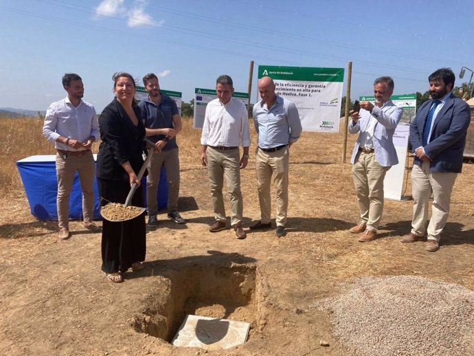 La consejera de Agricultura, Pesca, Agua y Desarrollo Rural, Carmen Crespo, ha puesto este miércoles en Corteconcepción (Huelva) la primera piedra de las obras de abastecimiento a los municipios de la Sierra de Aracena y Picos de Aroche.