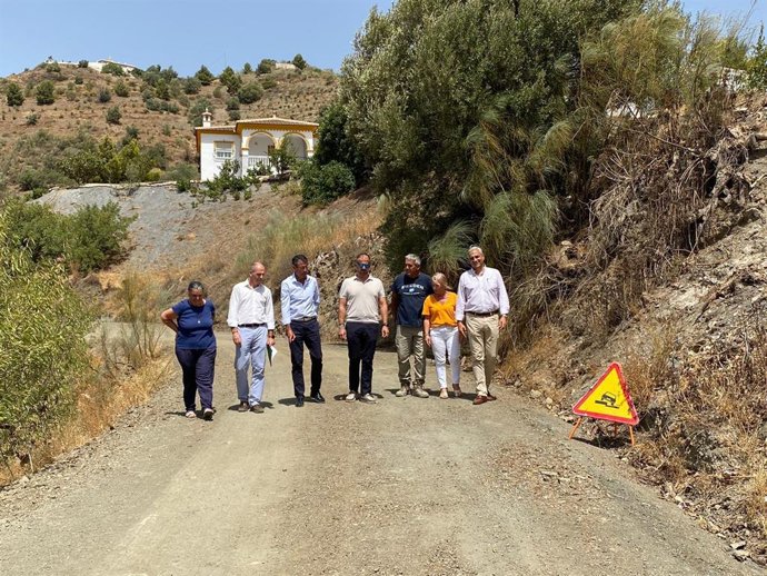 Visita a las obras en el camino rural de Canillas de Aceituno