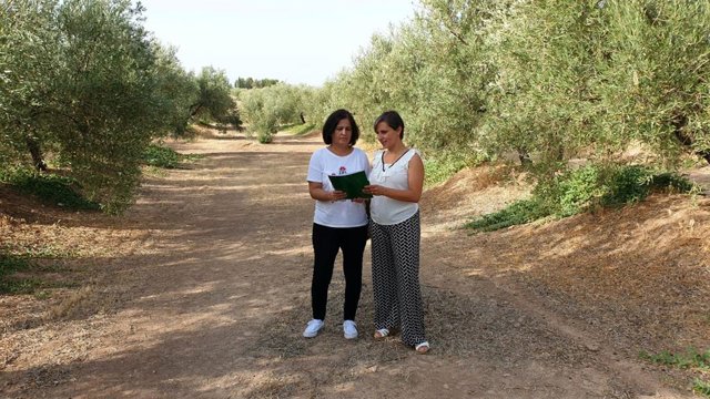 Aranda con una de las agricultoras beneficiarias de las ayudas para la modernización de fincas