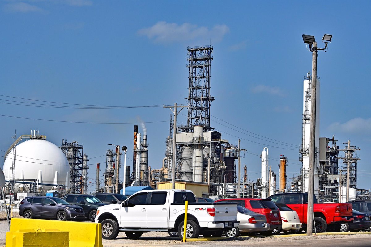 Industrial workers block road next to refineries in Scotland to demand better wages