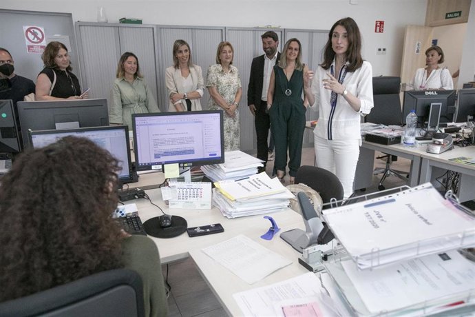 La ministra de Justicia, Pilar Llop, durante su visita a los Juzgados de Luarca, a 10 de agosto de 2022, en Luarca, Asturias (España).
