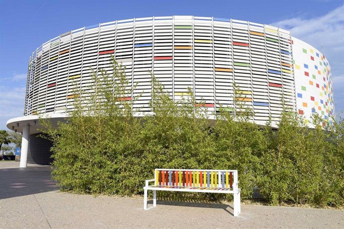 Archivo - Banco de cerámica instalado ante el Palau de la Festa