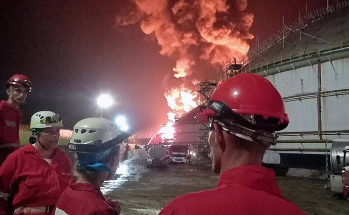 Personal de Cruz Roja durante el incendio en el puerto de superpetroleros de Matanzas, en Cuba