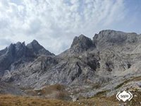 Rescatada una mujer que se lesionó la muñeca bajando del Jou de los Cabrones a Poncebos