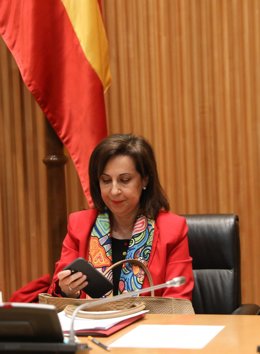 Archivo - La ministra de Defensa, Margarita Robles, con su teléfono móvil en la Comisión de Defensa del Congreso de los Diputados