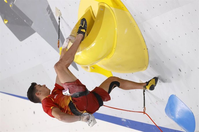 Archivo - Alberto GINES LOPEZ (ESP) Gold Medal during the Olympic Games Tokyo 2020, Sport Climbing Men's Combined Final Lead on August 5, 2021 at Aomi Urban Sports Park in Tokyo, Japan - Photo Photo Kishimoto / DPPI