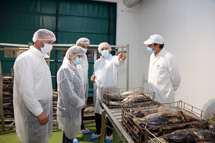 El vicepresidente segundo de la Xunta, Diego Calvo, y la conselleira do Mar, Rosa Quintana, visitan las instalaciones de Actemsa, en A Pobra do Caramiñal (A Coruña).