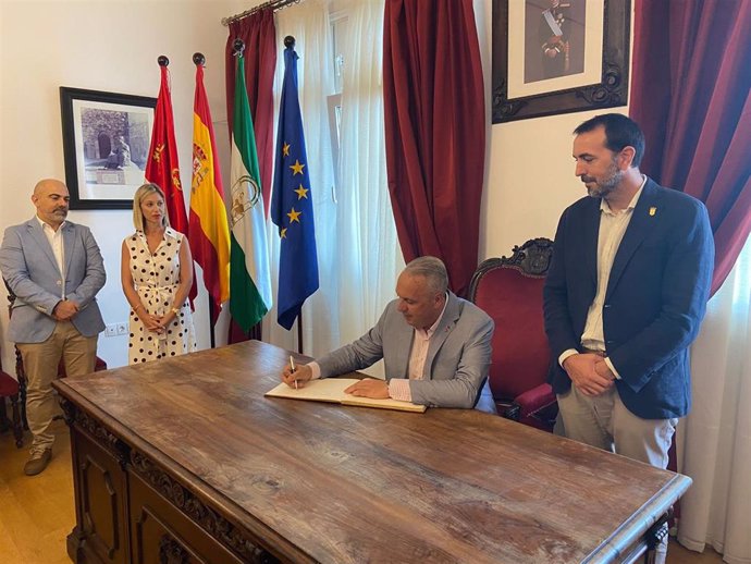 Ruiz Boix firma en el Libro de Honor del Ayuntamiento de Tarifa (Cádiz)