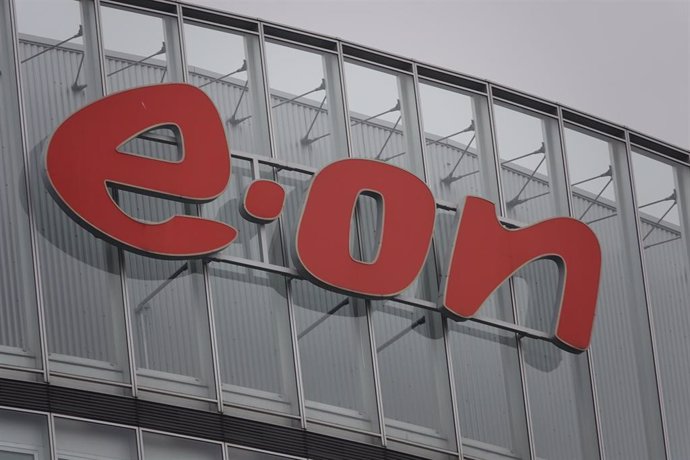 Archivo - FILED - 04 November 2021, North Rhine-Westphalia, Essen: The logo of the energy company E.on is on the facade of the company headquarters in Essen.  Eon reported decreases in adjusted earnings and net income for the first half of the year on W