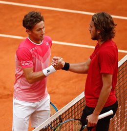 Archivo - El noruego Casper Ruud saluda al griego Stefanos Tsitsipas en el Mutua Madrid Open 2021.