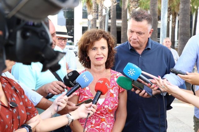 La presidenta de Más País Andalucía y diputada autonómica, Esperanza Gómez, junto al también diputado de Por Andalucía, Juan Antonio Delgado, este miércoles durante su asistencia al acto de homenaje en el aniversario del fusilamiento de Blas Infante.