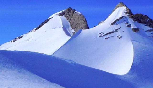 Montañas que sobresalen por encima de la superficie de la capa de hielo de la Antártida Oriental.