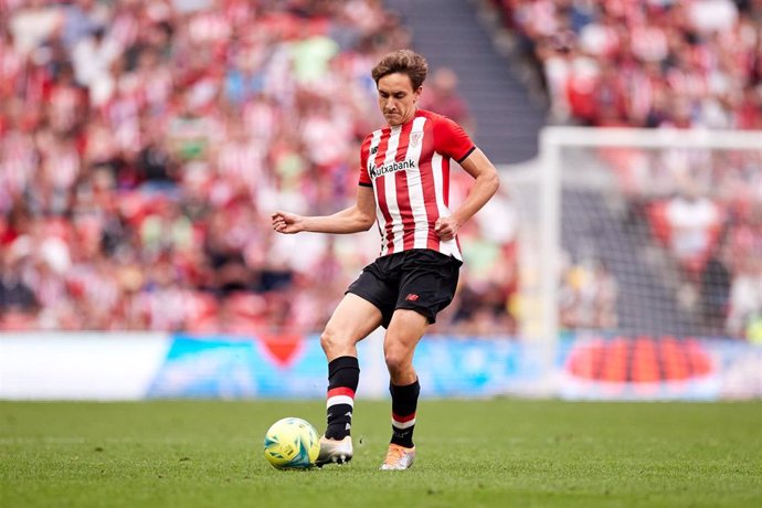 Archivo - Alex Petxarroman of Athletic Club in action during the Spanish league match of La Liga between Athletic Club and Valencia CF at San Mames on May 7, 2022, in Bilbao, Spain.
