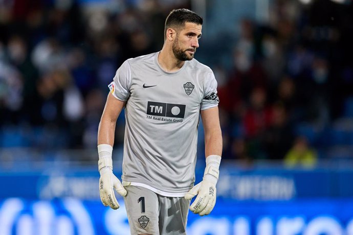 Archivo - Kiko Casilla of Elche CF looks on during the Spanish league, La Liga, football match between Deportivo Alaves and Elche CF at Mendizorrotza on 26 of October, 2021 in Vitoria, Spain.