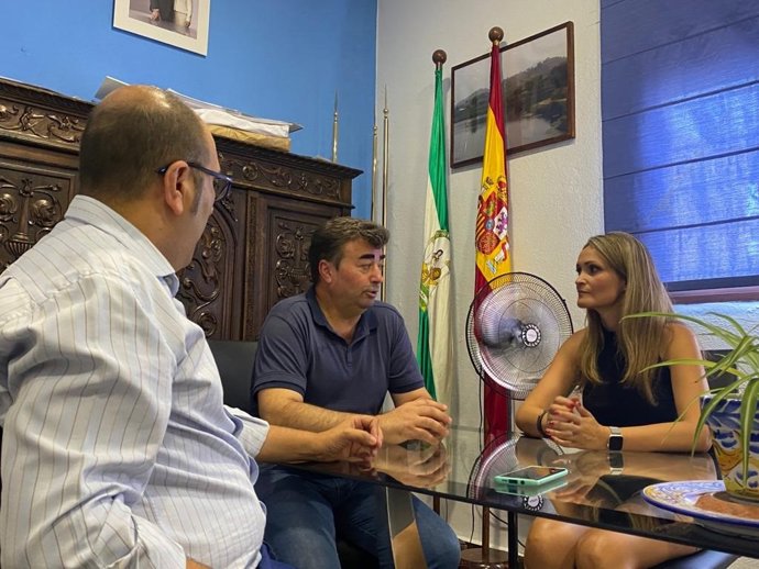 La diputada provincial María Ponce durante su visita a Santa Olalla del Cala.