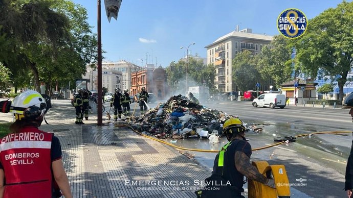 Los bomberos sofocan las llamas de la carga incendiada
