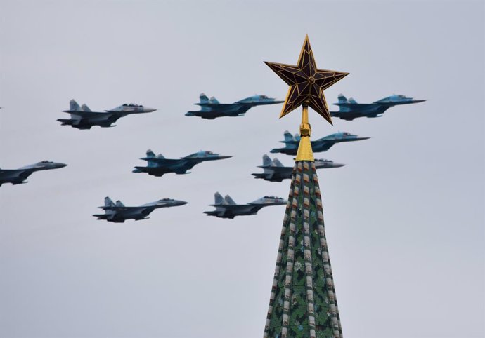 Archivo - 09 May 2020, Russia, Moscow: Russian Sukhoi Su-34, Sukhoi Su-35S and Sukhoi Su-30SM fighter jets fly in formation over Moscow's Red Square during a Victory Day air show marking the 75th anniversary of the Victory in Europe Day (VE Day) which i