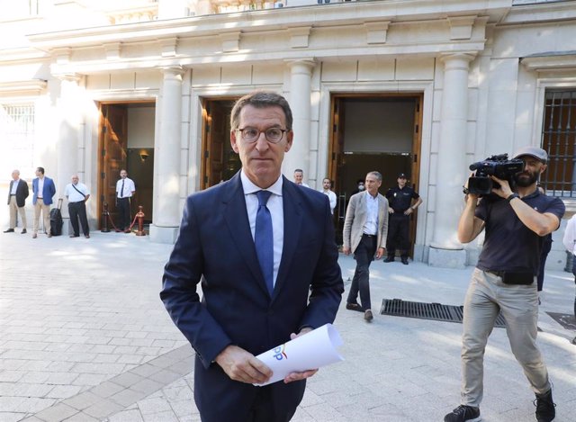 El presidente del PP, Alberto Núñez Feijóo, a su llegada para hacer balance del curso político del Partido Popular, a las puertas del Senado, a 28 de julio de 2022, en Madrid (España). 