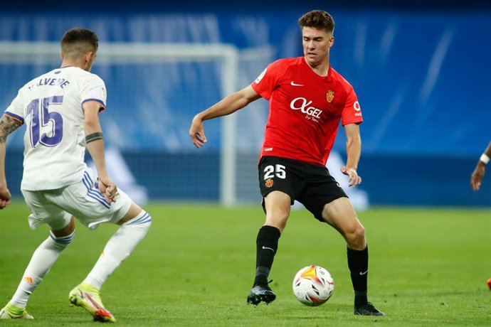 Archivo - Matthew Hoppe, en un partido con el Mallorca frente a Fede Valverde, del Real Madrid