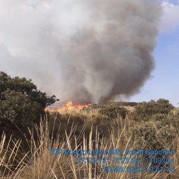 Declarado un incendio forestal en Iznalloz y desplazados 33 bomberos y cuatro medios aéreos