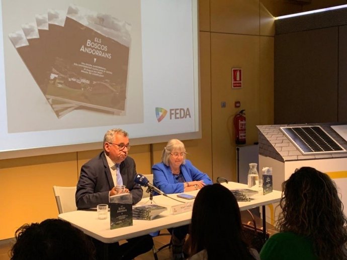 El director general de FEDA, Albert Moles, i la presidenta de la SAC, ngels Mach, durant la presentació del llibre 'Els boscos andorrans' aquest dimecres.