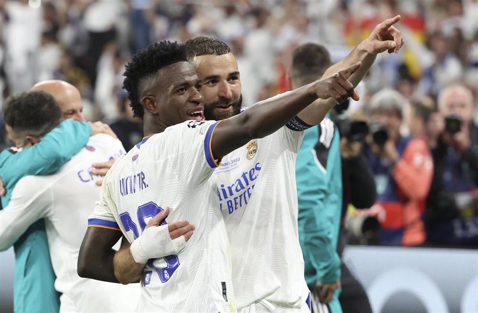 Archivo - Karim Benzema y Vinicius Junior durante la celebración de la Champions 2022