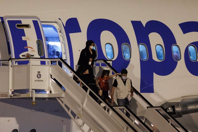 Refugiados afganos llegan a la Base Aérea de Torrejón de Ardoz en un avión procedente de Islamabad (Pakistán), a 10 de agosto de 2022, en Torrejón de Ardoz, Madrid (España). 