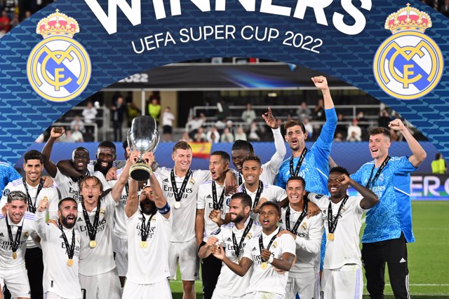 10 August 2022, Finland, Helsinki: Real Madrid players celebrate with the trophy after the final whistle of the 2022 UEFA Super Cup soccer match between Real Madrid and Eintracht Frankfurt at the Helsinki Olympic Stadium. Photo: Arne Dedert/dpa