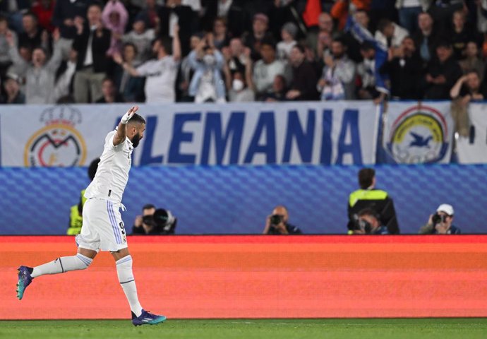 10 August 2022, Finland, Helsinki: Madrid's Karim Benzema celebrates scoring his side's second during the 2022 UEFA Super Cup soccer match between Real Madrid and Eintracht Frankfurt at the Helsinki Olympic Stadium. Photo: Arne Dedert/dpa