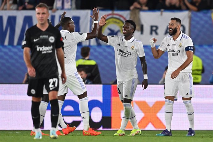 10 August 2022, Finland, Helsinki: Madrid's Karim Benzema (R) celebrates scoring his side's second goal with team mates during the 2022 UEFA Super Cup soccer match between Real Madrid and Eintracht Frankfurt at the Helsinki Olympic Stadium. Photo: Arne 