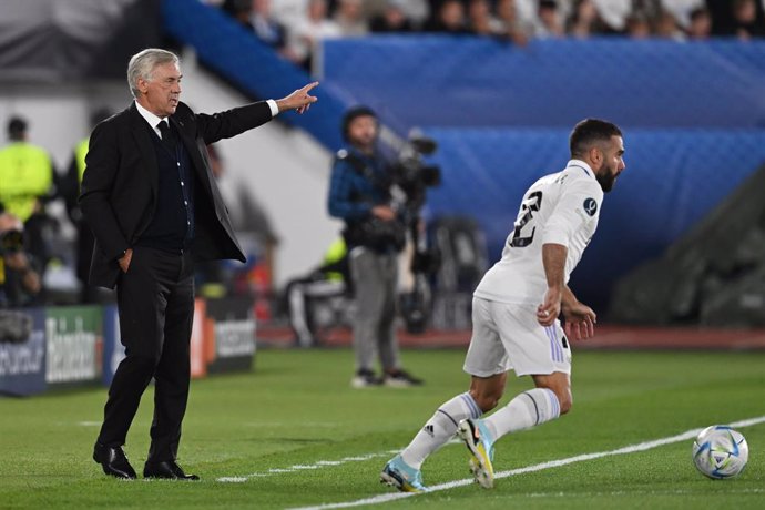 10 August 2022, Finland, Helsinki: Madrid coach Carlo Ancelotti gestures next to Madrid's Dani Carvajal during the 2022 UEFA Super Cup soccer match between Real Madrid and Eintracht Frankfurt at the Helsinki Olympic Stadium. Photo: Arne Dedert/dpa