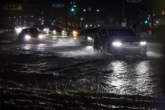 Calles de Seúl bajo una enorme lluvia durante el ePrix de Seúl 2022, 