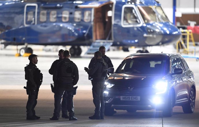 Archivo - 02 December 2019, England, London: Counter Terrorist Specialist Firearms Officers of the Metropolitan Police await the arrival of US President Donald Trump and his wife Melania, at Stanstead Airport, ahead of the NATO Leaders Summit 2019. Phot