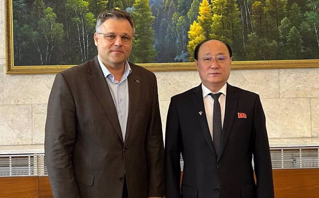 el embajador de la República Popular de Lugansk (LPR) en Moscú, Rodion Miroshnik, y el embajador de Corea del Norte en Rusia, Sin Hong Chol.