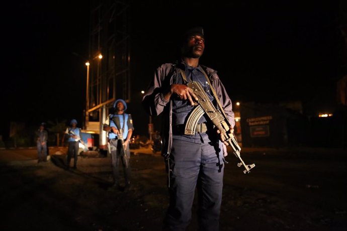 Un miembro de la Policía Nacional Congoleña (PNC) vela por la seguridad de la población civil durante una patrulla nocturna a pie conjunta de la UNPOL y la PNC