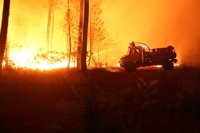 El incendio en el suroeste de Francia quema ya casi 7.000 hectáreas y afecta a las conexiones con España