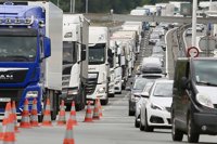 Retenciones de 5 km por el cierre de la frontera de Irun para entrada en Francia de vehículos pesados debido al incendio