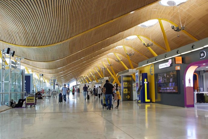 Archivo - Varias personas en la terminal T4 del aeropuerto Adolfo Suárez Madrid-Barajas