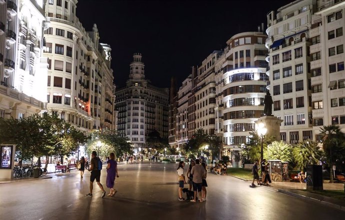 Varias personas caminan por una de las calles principales, a 10 de agosto de 2022, en Valencia, Comunidad Valenciana (España). Según la Aemet, el próximo 12 de agosto, Valencia registrará una subida notable de las temperaturas pudiendo llegar hasta los 