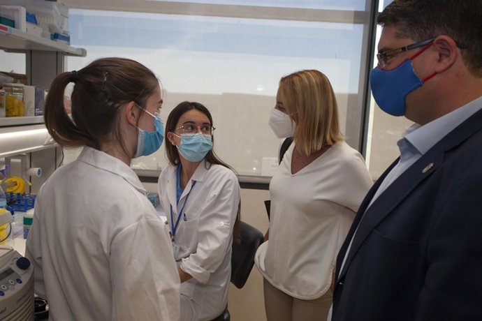 La consejera de Salud visita a los investigadores en prácticas del CIBIR