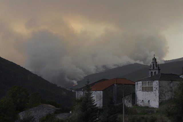 Vista de las llamas del incendio, a 10 de agosto de 2022, en Laza, Ourense