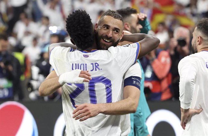 Archivo - Karim Benzema y Vinicius Junior se abrazan tras la conquista de la Liga de Campeones 2021-2022